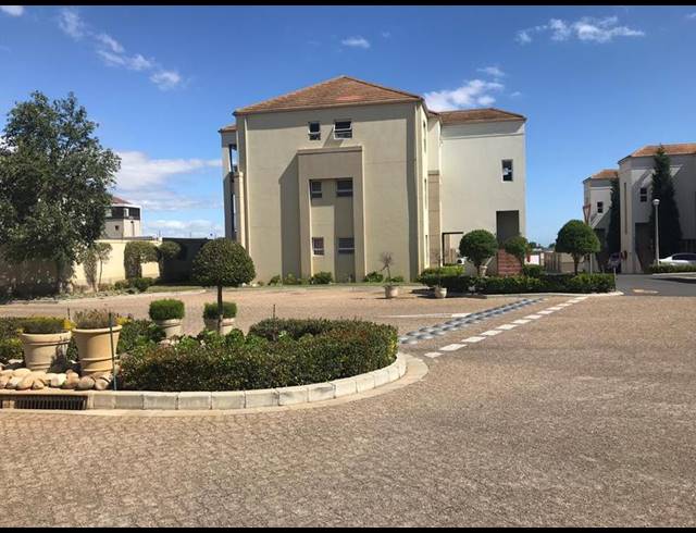 2 BEDROOM APARTMENT FOR SALE IN VREDEKLOOF EAST